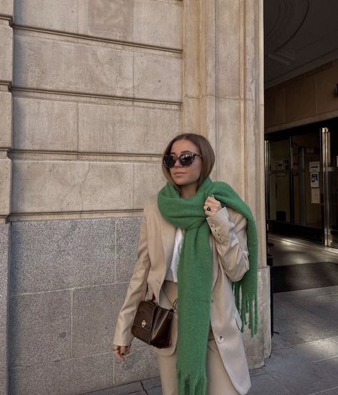 Green Accessories Outfit, Striped Scarf Outfit, Green Scarf Outfit, Effortless Chic Outfits, Scarf Outfits, Scarf Fits, Nyc Winter Outfits, Stylish Winter Outfits, Classic Aesthetic