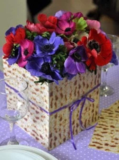 Passover Table Decorations, Passover Seder Table, Diy With Kids, Passover Dinner, Passover Crafts, Passover Table, Seder Table, Jewish Holiday Recipes, Passover Decorations