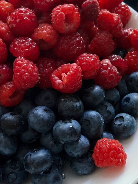 Raspberry Aesthetic, Blueberry Aesthetic, Blueberries And Raspberries, Fruit Board, Types Of Berries, Gardening Aesthetic, Snack Craving, Better Body, Food L