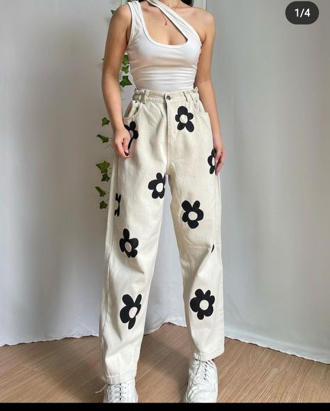 White Jean Painting Ideas, Paint Pants Ideas School, White Jeans Painting Ideas, Custom Jeans Diy, Jeans And T Shirt Outfit, White Overalls, Diy Pants, Painted Clothes Diy, Simple Casual Outfits