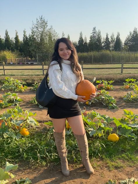 Simple Pumpkin Patch Outfit, Fall Outfit Inspo 2024 Pumpkin Patch, Punkin Patch Outfit Ideas For Women, Pumpkin Patch Outfit Alternative, Cute Pumpkin Patch Outfits, Pumpkin Picking Outfit Fall, Fall Outfits Aesthetic Pumpkin Patch, Pumpkin Patch Outfit Women, Fall Fits Pumpkin Patch