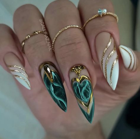 Emerald Nails, Fancy Nails Designs, Stiletto Nails Designs, New Year's Nails, Fabulous Nails, Coffin Nails Designs, Fancy Nails, Long Acrylic Nails, Gold Nails