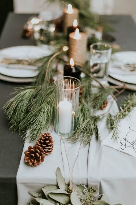 Winter Table Runner Inspiration with Pine Cones, Pine Needles, and Candles Scandinavian Holiday Decor, Scandinavian Holidays, Winter Wedding Table, Winter Wedding Centerpieces, Winter Bridal Showers, Tafel Decor, Winter Wedding Decorations, Practical Wedding, Winter Table