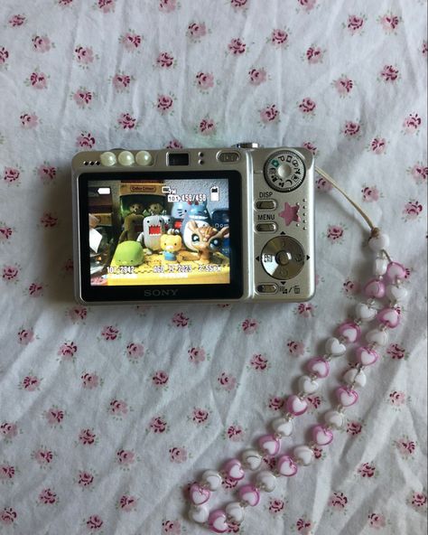 Sony Camera Photography, Sony Cybershot Camera Photos, Old Camcorder, Cam Corder, Camera 90s, Sony Cybershot Camera, Digicam Photography, Digi Camera, Hello Kitty Book