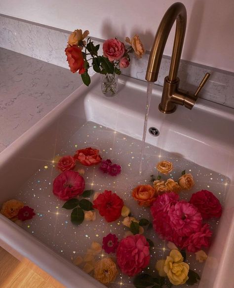 Jessica Aesthetic, 90s Flowers, Room Organisation, Aesthetic 90s, Aesthetic Roses, Cactus Decor, Niche Perfume, Summer Light, Flower Therapy