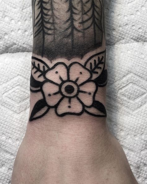 Small, simple little flower. Justin Dion at Sovereign Tattoo in Portland Oregon. Small Traditional Tattoo, Blue Flower Tattoos, Traditional Black Tattoo, Traditional Tattoo Flowers, Traditional Tattoo Sleeve, Traditional Japanese Tattoos, Old School Tattoo Designs, Diy Tattoo, Wrist Tattoo