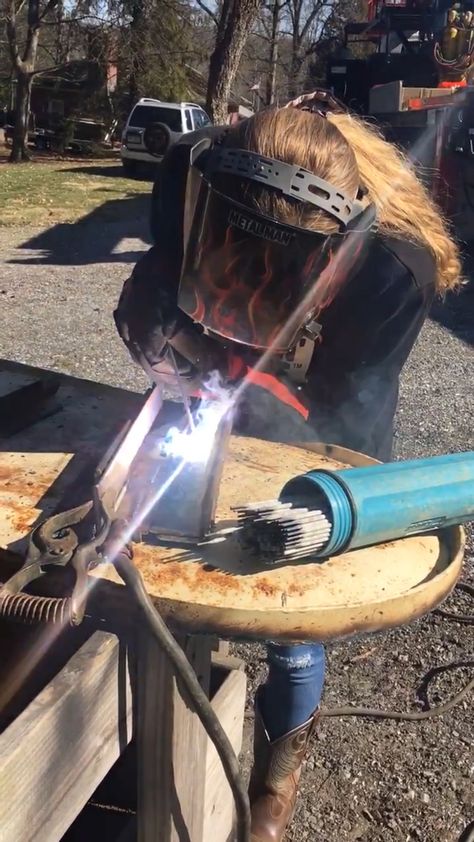 Mechanic Woman Aesthetic, Welding Aesthetic Girl, Blue Collar Women Worker Outfit, Women Welder Pictures, Electrician Aesthetic, Kami Core, Welding Women, Welder Humor, Girl Soldier