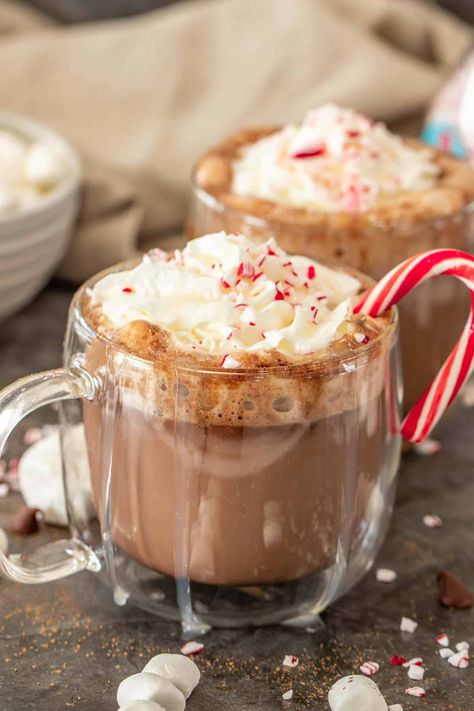 This homemade Peppermint Hot Chocolate Recipe is the perfect drink! A rich, creamy hot chocolate with mint flavoring, so delicious. Creamy Hot Chocolate Recipe, Peppermint Hot Chocolate Recipe, Hot Chocolate And Marshmallows, Hot Chocolate Toppings, Hot Chocolate Recipe Homemade, Crockpot Hot Chocolate, Peppermint Hot Cocoa, Hot Cocoa Recipe, Chocolate Drink