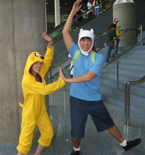 Jake Costume, Cute Couples Costumes, Halloween Duos, Finn And Jake, Matching Halloween Costumes, Duo Costumes, Trio Halloween Costumes, Clever Halloween Costumes, Pretty Halloween Costumes