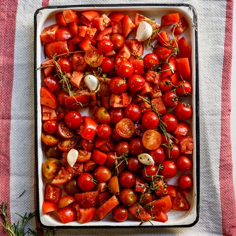 How to make easy roasted tomato sauce Roasted Tomato Sauce, Tomato Sauce Recipe, Tomato Vegetable, Roasted Tomato, Simply Delicious, Garden Recipes, Roasted Tomatoes, Fresh Tomatoes, Sauce Recipe