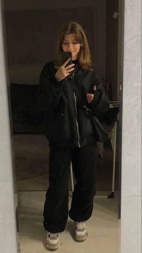 Black Parachute Pants Outfit, Aesthetic School Outfits, Black Parachute Pants, Parachute Pants Outfit, Aesthetic School, Fashion Top Outfits, Baggy Clothes, Cool Fits, Basic Outfits