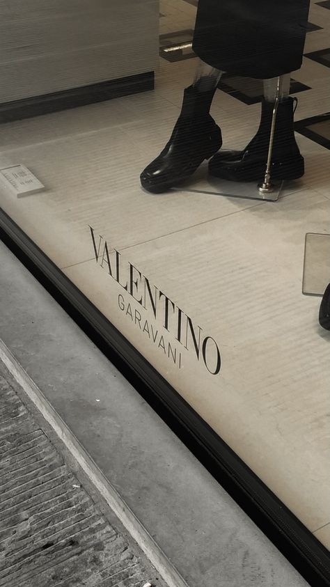 vitrine da loja valentino garavani em firenze, Itália. Valentino Window Display, Valentino Aesthetic, Valentino Store, Firenze Italy, Italy Fashion, Girls Dream, Window Display, Luxury Brand, Valentino Garavani