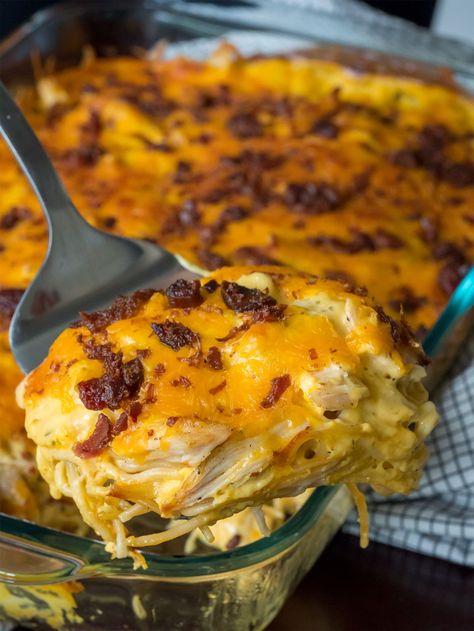 Cheesy Chicken Spaghetti Bake, Chicken Spaghetti Bake, Baked Chicken Spaghetti, Spaghetti Bake, Panini Recipes Chicken, Chicken Spaghetti Recipe, Cheesy Chicken Casserole, Chicken Spaghetti Casserole, Cheesy Chicken Spaghetti