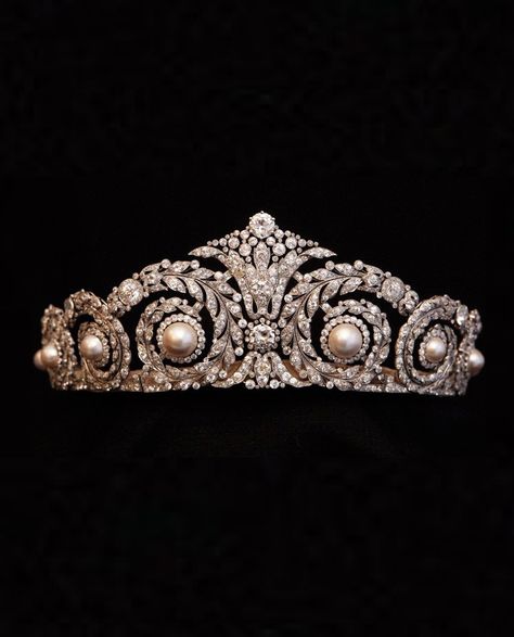 Spanish Royal Tiaras, Spanish Tiara, Royal Tiaras And Crowns, Cartier Crown, Cartier Tiara, How To Wear Pearls, Princess Tiaras, Greek Jewellery, Spanish King