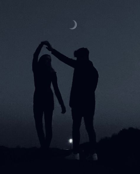 Ideas Portadas, Fantasy Oc, Fantasy Short Stories, Couple Silhouette, Moon Photos, Silhouette Painting, Dance With You, Man On The Moon, Captain Jack