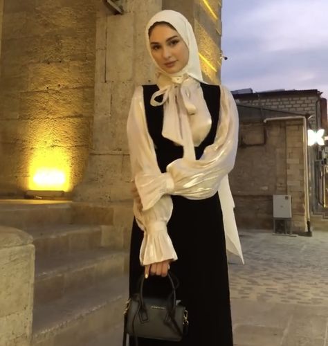 Hijabi Elegant Outfits, Hijabi Old Money, Black And White Hijab Outfit, Elegant Hijabi Outfits, Old Money Hijab Outfit, Korean Modest Fashion, Lace Hijab, Modesty Dress, Stile Hijab