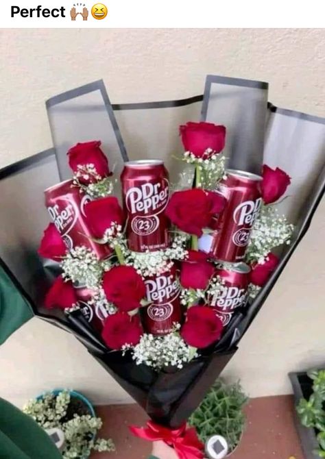 Soda Bouquet Diy, Dr Pepper Birthday Gift Ideas, Dr Pepper Homecoming Proposal, Dr Pepper Gifts Ideas, Dr Pepper Flower Bouquet, Dr Pepper Basket, Redbull Bouquet, Flower Bouquet Halloween, Dr Pepper Promposal