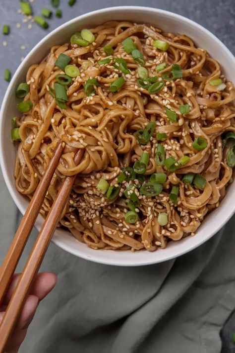 These Easy Saucy Ramen Noodles are the ultimate comfort food! 🍜 Coated in a thick, flavorful sauce, they're ready in just 25 minutes and completely customizable with your favorite veggies, tofu, or mushrooms. Perfect for a quick dinner or lunch! #RamenNoodles #QuickRecipes #EasyMeals #VeganFriendly #AsianFood Honey Garlic Ramen, Veggie Ramen Noodle Recipes, Gluten Free Ramen Recipes, Easy Ramen Recipes, Saucy Ramen, Healthy Ramen Noodle Recipes, Healthy Ramen Noodles, Healthy Noodle Recipes, Gluten Free Ramen