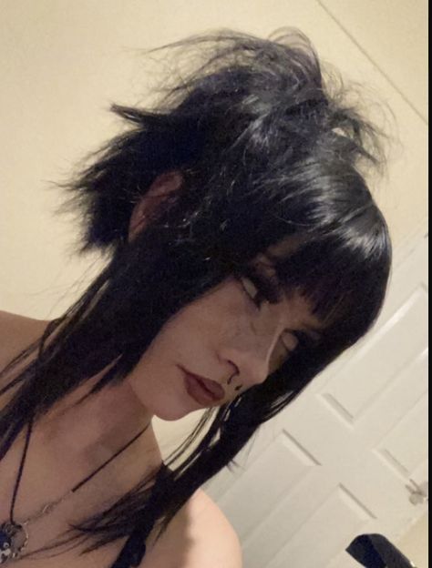 Alt Aesthetic Hair, Goth Haircuts Long, Goth Messy Bun, Straight Hair Styles With Bangs, Emo Hair With Bangs, Alt Ponytail, How To Style Emo Hair, Alternative Hairstyles Black Women, Goth Hair Updo