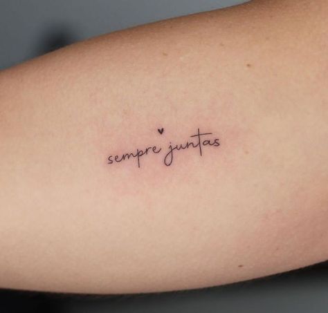 Mother Daughter Word Tattoos, Daughter Mother Tattoos, Small Cousin Tattoos, Tattoo Mama E Hija, Small Mother Daughter Tattoos, Simple Hand Tattoos, Cousin Tattoos, Side Thigh Tattoos, Mom Daughter Tattoos