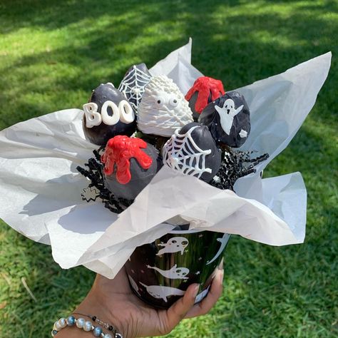 Spooky Basket Treats, Spooky Treat Box Ideas, Halloween Basket For Him, Halloween Spooky Berries, Halloween Edible Arrangements, Spooky Strawberries For Boyfriend, Chocolate Covered Strawberries Ideas Birthday, Strawberry Arrangement Ideas, Halloween Strawberry