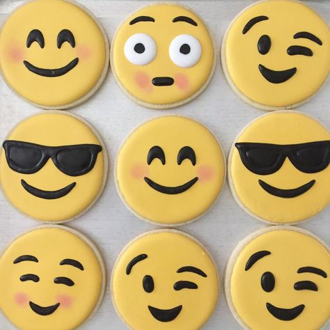 Emoji Cookies, Smile Cookies, Emoji Cookie, Favorite Christmas Recipes, Cookies Decoradas, Iced Biscuits, Sugar Cookie Royal Icing, Cookie Connection, Sugar Cookie Designs