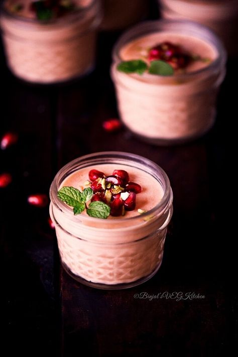 Pomegranate Dessert, Almond Yogurt, Pomegranate Recipes, Pudding Mousse, Mousse Dessert, Low Fat Yogurt, Coconut Almond, Pretty Dessert, Mousse Recipes