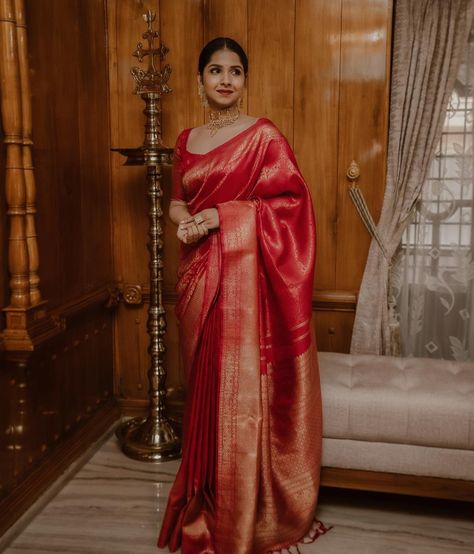 Wedding Saree Kerala, Indian Wedding Reception Outfit, Kanchipuram Silk Saree Wedding, Engagement Sarees, Saree Kerala, Saree Bridesmaid, Red Saree Wedding, Kerala Wedding Saree, Bride Shoot