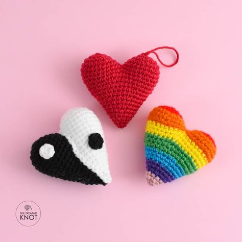 Heart Amigurumi, Crochet Keychain Pattern, Crochet Turtle, Valentines Crochet, Crochet Amigurumi Free Patterns, Rainbow Crochet, Diy Valentines Crafts, Crochet Cross, Heart Keychain