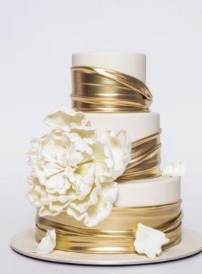 Wedding Cake With Flowers, White And Gold Wedding Cake, White And Gold Wedding, Cake With Flowers, Gorgeous Wedding Cake, Engagement Cakes, Gold Wedding Cake, Gold Cake, Elegant Wedding Cakes