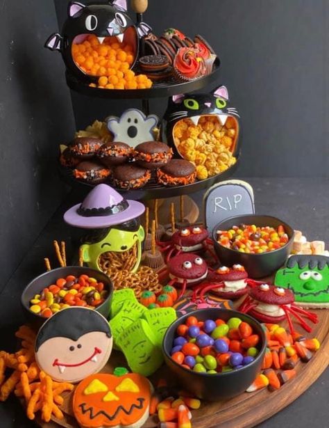 Halloween Table Treats, Halloween Birthday Party Foods, Spooky Birthday Food Ideas, Halloween Candy Tray Ideas, Spooky Halloween Decorations Party Ideas, Halloween Table Settings Ideas Party, Halloween Kiddie Party, Happy Birthday Halloween Theme, Halloween Treat Display