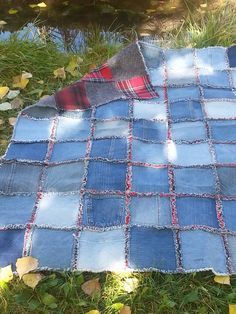 Denim and Flannel Rag Style Quilt - Craftfoxes Rag Quilt Instructions, Återvinna Jeans, Denim Rag Quilt, Denim Quilt Patterns, Flannel Rag Quilts, Denim Quilts, Blue Jean Quilts, Rag Quilt Patterns, Jean Quilt