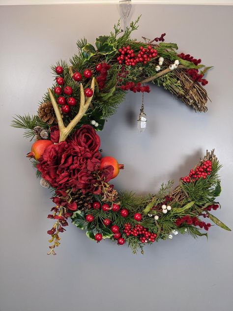 Yule Wreath, Yuletide Blessings, Crescent Moon Wreath, Yule Crafts, Pagan Christmas, Moon Wreath, Types Of Berries, Wreath Project, Door Wreaths Fall