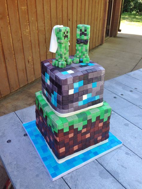 Minecraft wedding cake with Creeper bride and groom toppers Grooms Cake Ideas Video Games, Minecraft Wedding Cake, Minecraft Wedding Ideas, Wedding Minecraft, Quinceanera List, Minecraft Wedding, Minecraft Creeper Cake, Pastel Minecraft, Creeper Cake