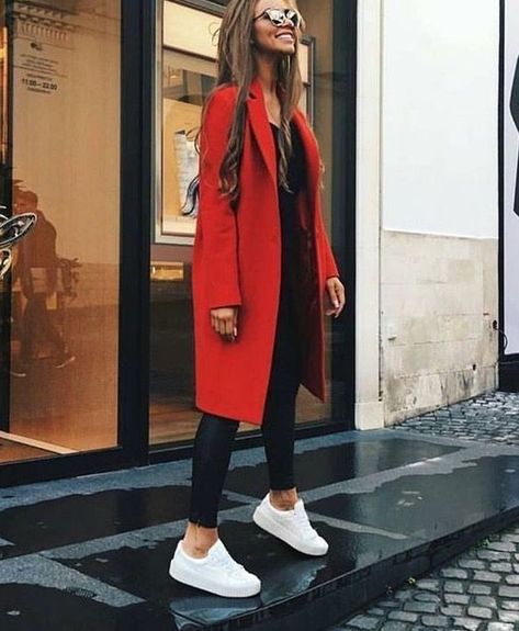 Razones para usar leggings en invierno y verte en tendencia 7 Red Coat Outfit, Perfect Winter Outfit, Black And White Outfit, Fall Fashion Coats, Black Leather Leggings, Fashion Blogger Outfit, Look Formal, Blogger Outfits, Coat Outfit