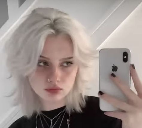 Grunge Hairstyle, Nonbinary Hair, Non Binary Haircuts, Short White Hair, Short Grunge Hair, Knitting Tips, Hair Stylies, Haircut And Color, Fluffy Hair