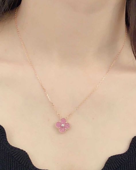 Feminine Esthetics, Van Cleef Necklace, Alhambra Pendant, Van Cleef And Arpels Jewelry, Tooth Gems, Pink Vans, Expensive Jewelry Luxury, Tooth Gem, Mind Set