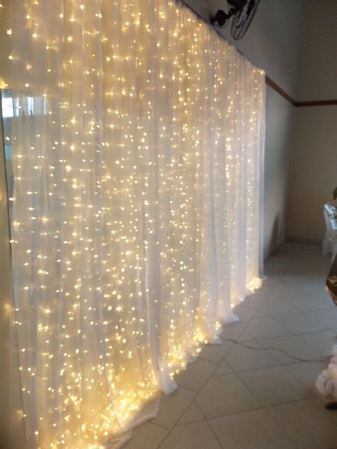 Fairy Graduation Party, Prom Decoration Ideas High Schools, High School Graduation Party Ideas, Fairy Light Backdrops, Tulle Lights, Sheet Curtains, Fairy Lights Wedding, 20 Birthday, Birthday Room Decorations