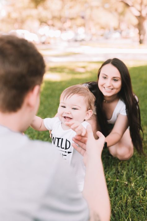 1 Year Smash Cake, Photoshoot 1 Year, One Year Old Photoshoot, 6 Month Shoot, One Year Old Photos, 1st Birthday Pics, One Year Photoshoot, Family Session Poses, 1 Year Pictures