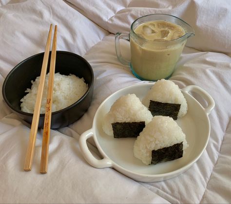 Japanese Onigiri Aesthetic, Japanese Food Aesthics, Onigiri Aesthetic, Aesthetic Japanese Food, Food Japanese, Asian Dinners, Food Medicine, Yummy Comfort Food, Think Food