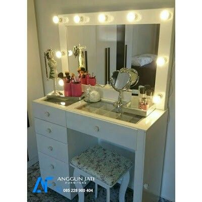 Jual Meja Rias Lampu Meja Rias Aesthetic, Modern Classic Bedroom, Makeup Tables, Closet Decor, Classic Bedroom, Makeup Table, Room Design Bedroom, Design Bedroom, Trending Decor