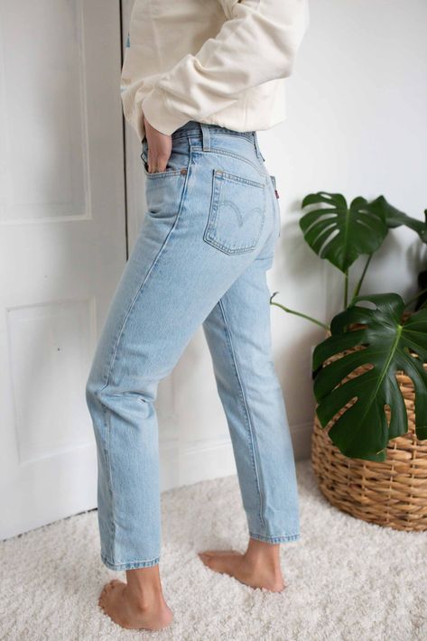 Levi 501 Outfits Women, Levis 501 Mom Jeans, 501 Jeans Women, Styling Levis 501, Levis 501s Women, Levi’s Women Outfit, High Waisted Levis Jeans Outfit, 501 Straight Leg Outfit, Levis Crop Jeans 501