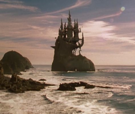 Floop's castle from Spy Kids. such an interesting place. Spy Kids Aesthetic, Floop Spy Kids, Spy Kids Movie, Movie 2000s, Side Bridge, The Santa Clause, My Big Fat Greek Wedding, Kids Castle, Blind Side