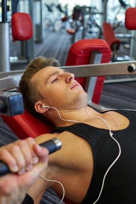 Does Listening to Music Make You Stronger? What 20 Studies Say | If you want to know how music can affect your workout performance, what kinds of music work best, and how to optimize your playlist to get the most out of your workouts, then you want to read this article. Song Workouts, Best Workout Music, One Song Workouts, How To Grow Muscle, Aesthetics Bodybuilding, Athlete Nutrition, Gym Photography, Running Songs, Muscle Building Tips