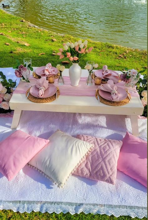 Pink Themed Picnic, Picnic Table Set Up, Picnic Rosa, Floor Picnic, Picnic Business, Picnic Party Decorations, Pink Dessert Tables, Picnic Date Food, Pink Picnic