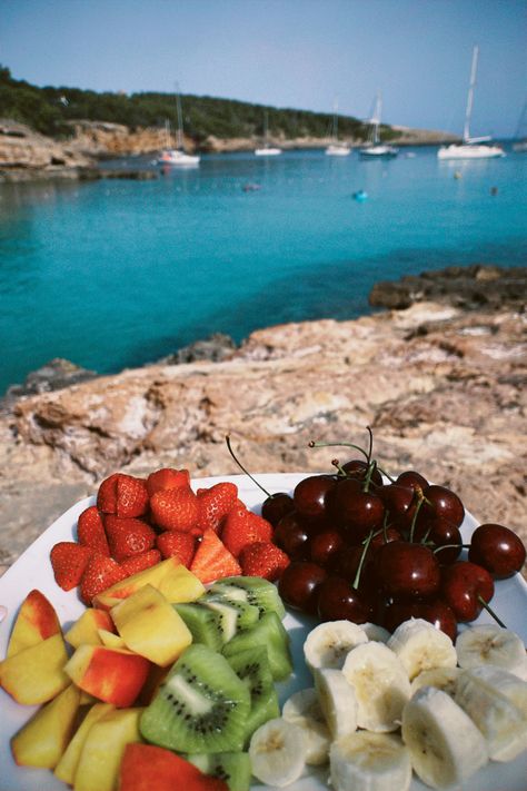 A plate of fruit pictured. Enjoying it on the beach in Ibiza Breakfast Beach Aesthetic, Fruit At The Beach, Fruit On The Beach, Summer Fruit Drinks, Beach Breakfast, Mermaid Summer, Hawaii Aesthetic, Vision Board Pics, Fruit Picture