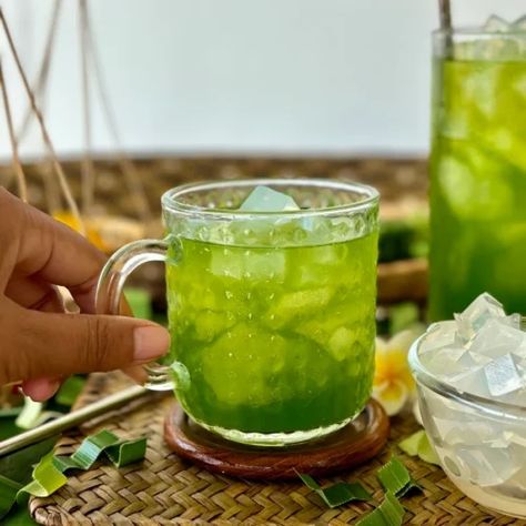 Thai Pandan Drink Recipe (Nam Bai Toey) - Hungry in Thailand Pandan Drink, Keto Drink, Drink Recipe, Healthy Snacks, Juice, Thailand, Snacks, Drinks