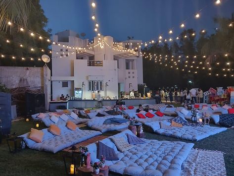 Preppy Movie Theater, Decoration Home Ideas, Home Ideas Modern, Movie Night Party Ideas, Outdoor Movie Night Party, Diy Backyard Movie, Backyard Movie Night Party, Diy Backyard Movie Night, Night Party Ideas