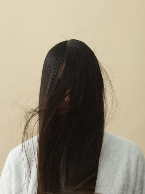 Long Hair Covering Face, Hair Covering Face, Interesting Hair, Hair Covering, Cover Face, Extremely Long Hair, Hair Issues, Hair Magazine, Artists And Models