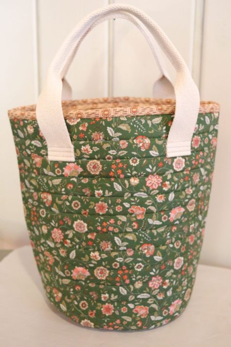 How to sew a simple bucket bag Carpet Bag Pattern Free, Easy Bag Sewing Pattern, Bucket Bag Pattern Free, Bucket Bag Sewing Pattern, Bucket Bag Diy, Sustainable Streetwear, Cover Design Ideas, Bucket Bag Pattern, Carpet Bags